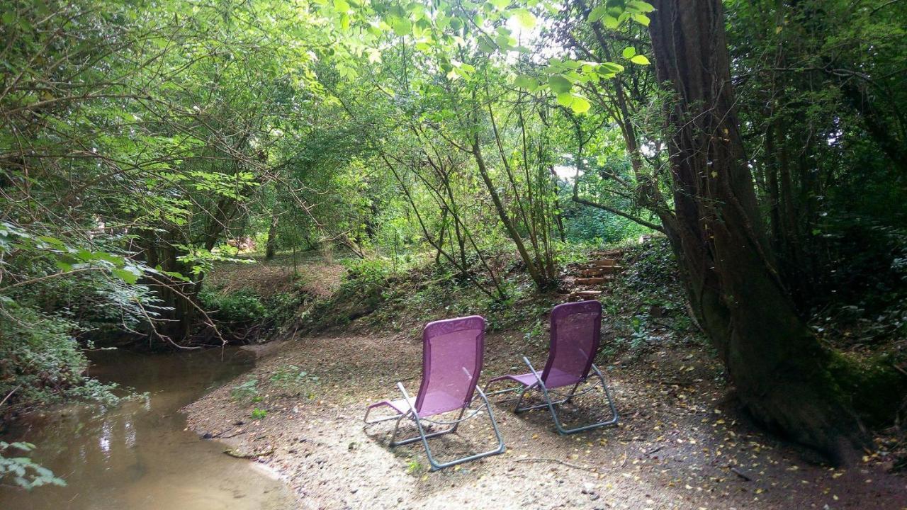 Bed and Breakfast Domaine Pastel Besson Exterior foto