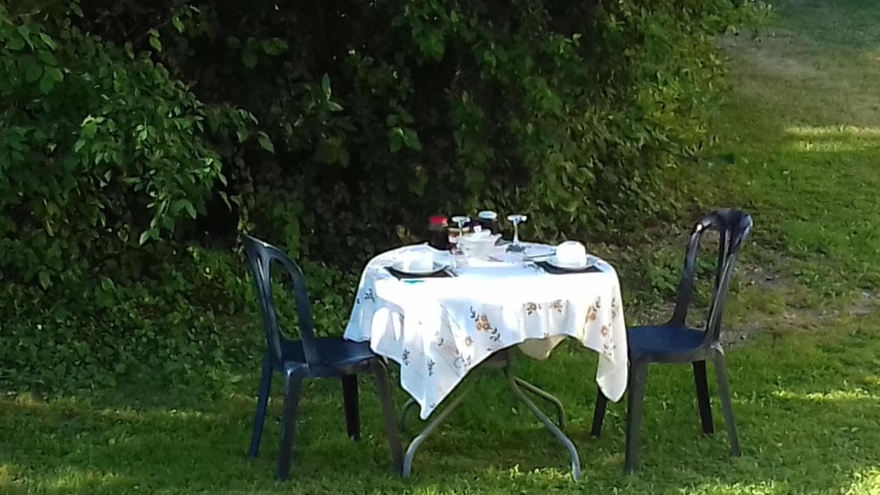 Bed and Breakfast Domaine Pastel Besson Exterior foto